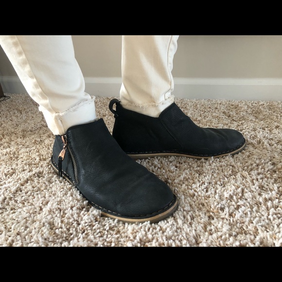 Ugg black booties size 7.5 - Picture 2 of 6